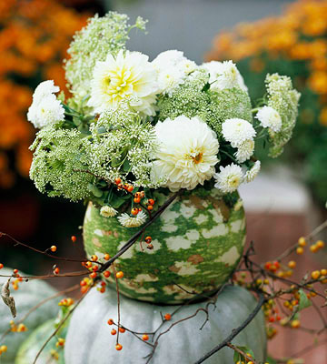 idée-originale-déco-de-table-citrouilles-bouquet-fleurs