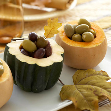 idée-originale-déco-de-table-citrouilles-citrouilles-olives-feuilles-sèches