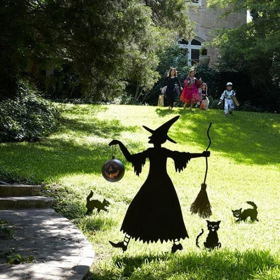 idée-originale-décoration-d'Halloween-jardin-silhouette-fantasmagorique-femme