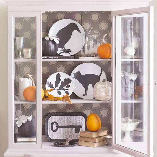 idée-originale-décoration-d'Halloween-vitrine-assiette-corbeau-chat