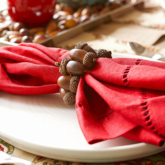 idée-originale décoration d'automne bracelet-glands-serviette-tissu-rouge