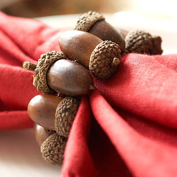 idée-originale-décoration-d'automne-bracelet-serviettes-rouges