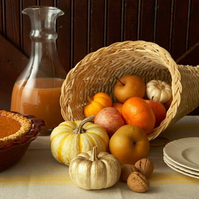 idée-originale-décoration-d'automne-citrouilles-noix-pommes