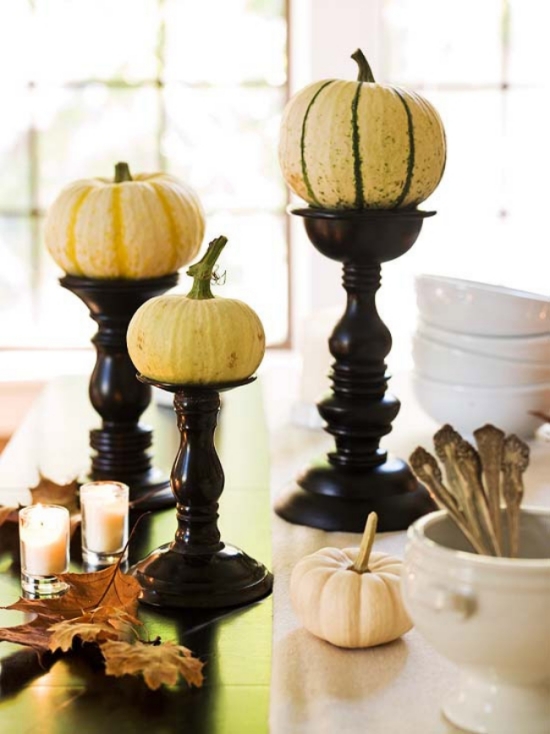 idée-originale-décoration-d'automne-citrouilles-support-bois
