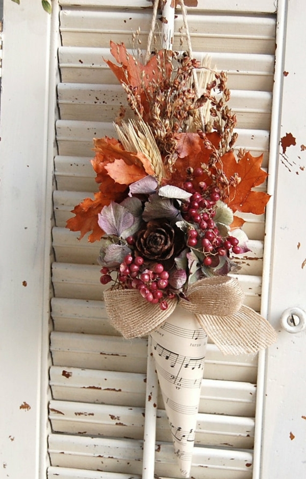 idée-originale-décoration-d'automne-cône-papier-fleurs-sèches