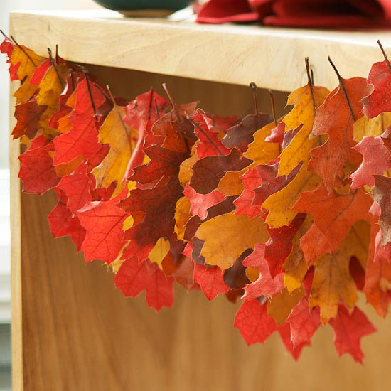 idée-originale-décoration-d'automne-feuilles-rouges-jaunes