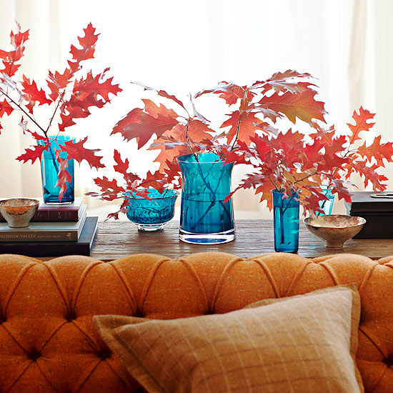 idée-originale-décoration-d'automne-feuilles-rouges-vase-bleu