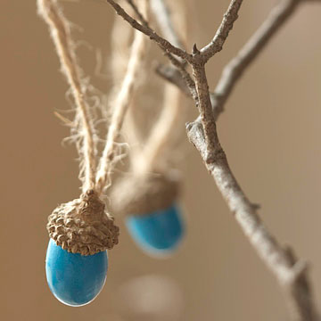 idée-originale-décoration-d'automne-glands-bleus-branches