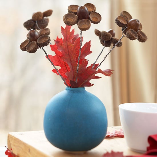 idée-originale-décoration-d'automne-glands-fleurs-vase-bleu