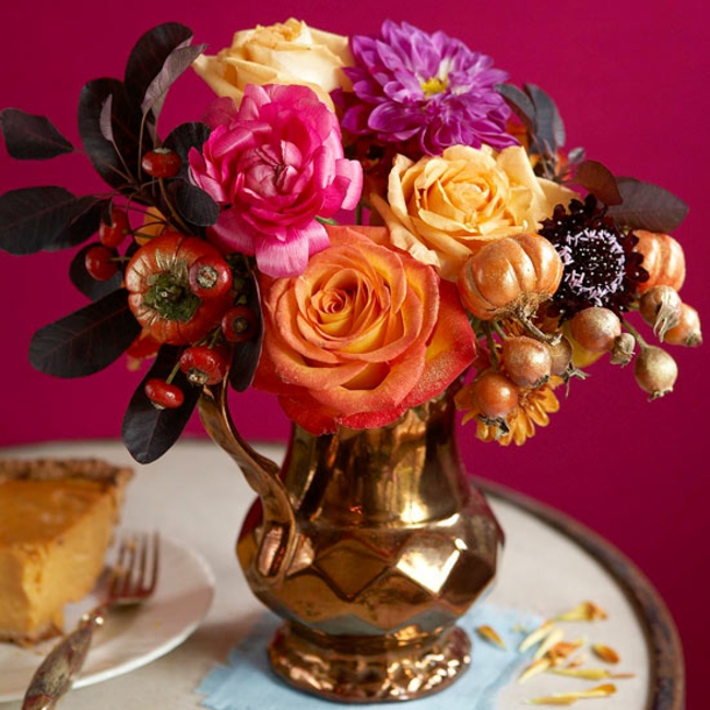 idée-originale-décoration-d'automne-roses-dahlia-bouquet