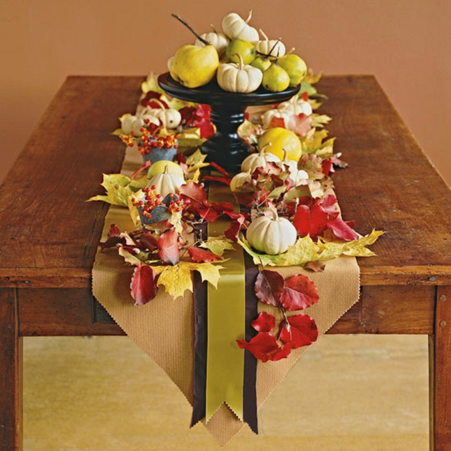idée-originale-décoration-d'automne-table-feuilles-arbres-citrouilles