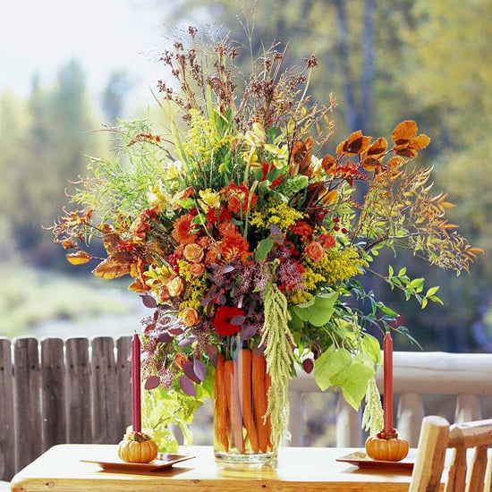 idée-originale-décoration-de-table-dautomne-bougeoirs-citrouilles-bouquets