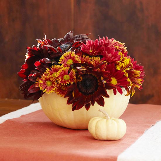 idée-originale-décoration-de-table-d'automne-bouquets-fleurs-vases-citrouilles
