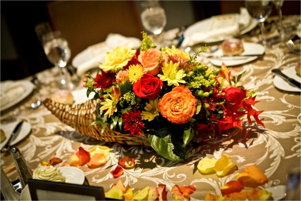 idée-originale-décoration-de-table-d'automne-bouquets-roses