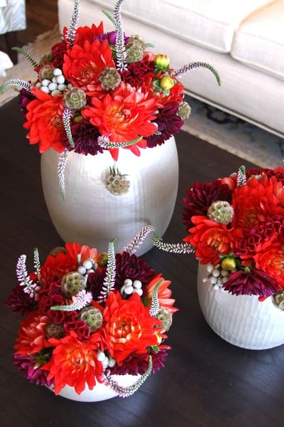 idée-originale-décoration-de-table-d'automne-fleurs-rouges-automnales