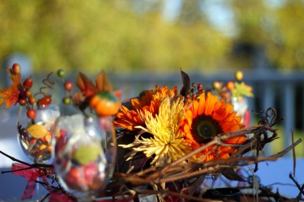 idée-originale-décoration-de-table-d'automne-fleurs-verre
