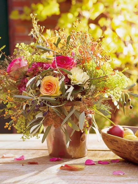 idée-originale-décoration-de-table-d'automne-roses-bouquets-pommes