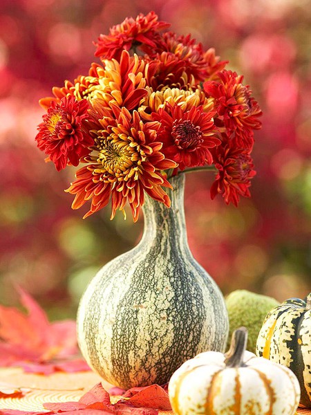 idée-originale-décoration-de-table-d'automne-vase-gourde-bouquet-fleurs