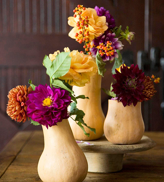 idée-originale-décoration-de-table-d'automne-vases-citrouilles-blanches-fleurs