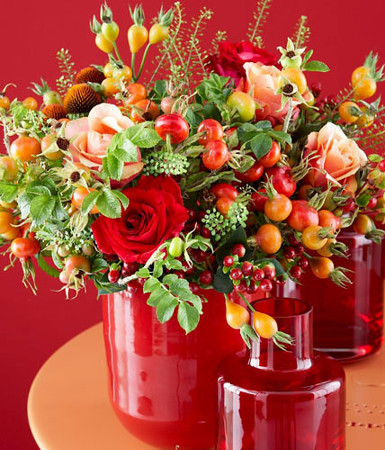 idée-originale-décoration-de-table-d'automne-vases-rouges-roses