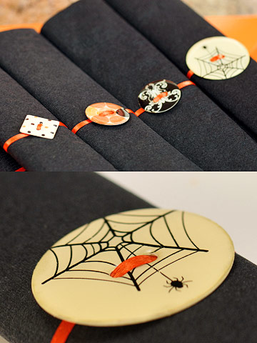 idée-originale fête d`Halloween araignée-noire-serviette-ficelles-oranges