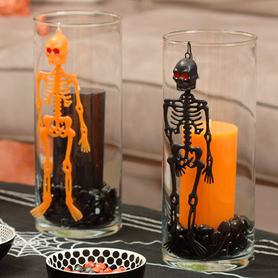 idée-originale-fête-d`Halloween-squelettes-bougeoirs-verres