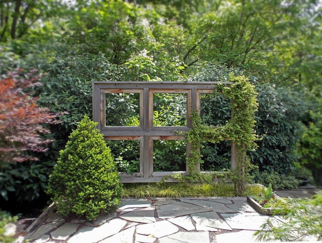 idée-petit-jardin-cadre-encienne-fenêtre-bois-plantes-grimpantes