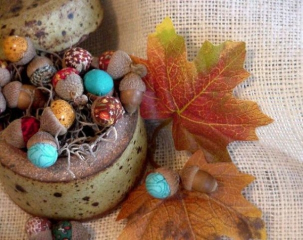 idées-DIY-décoration-automnale-glands-colorés-feuilles-automne décoration d'automne