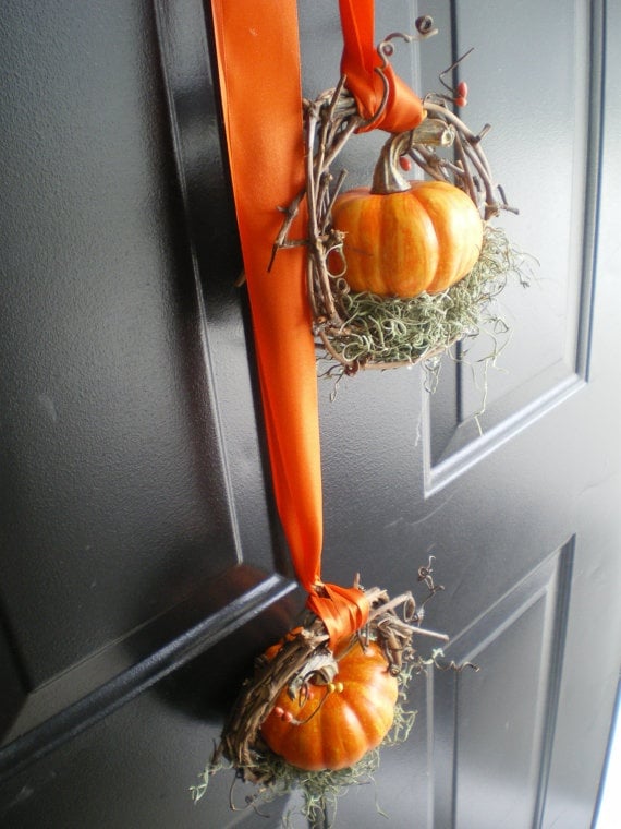 idées-déco-automne-couronne-petites-citrouilles-suspendues-ruban-orange