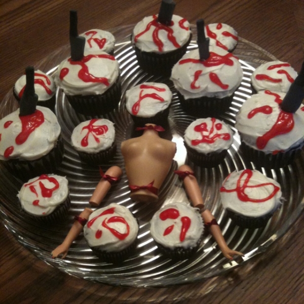 idées-décoration-Halloween-Dexter-barbie-extrémités-petits-gâteaux