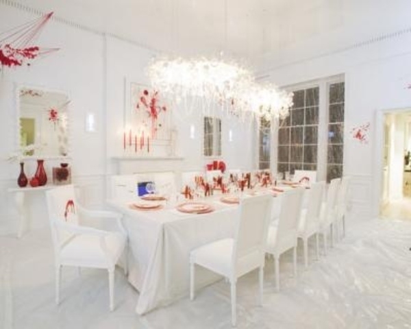 idées-décoration-Halloween-Dexter-pièce-blanche-table-fête-éclaboussures-sang