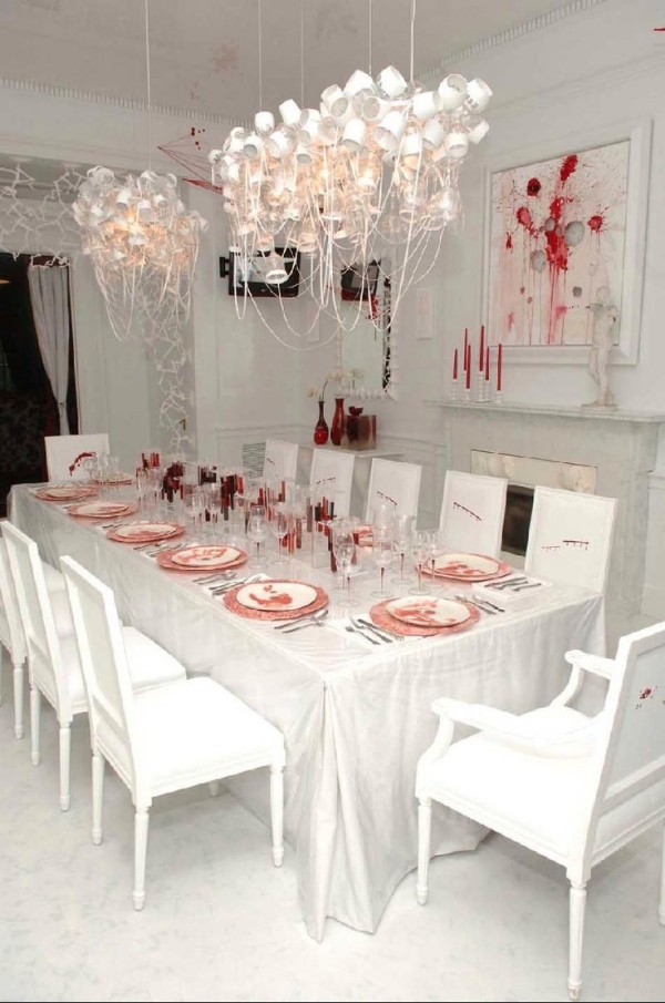 idées-décoration-Halloween-Dexter-table-fête-nappe-blanche-taches-sang idées de décoration Halloween