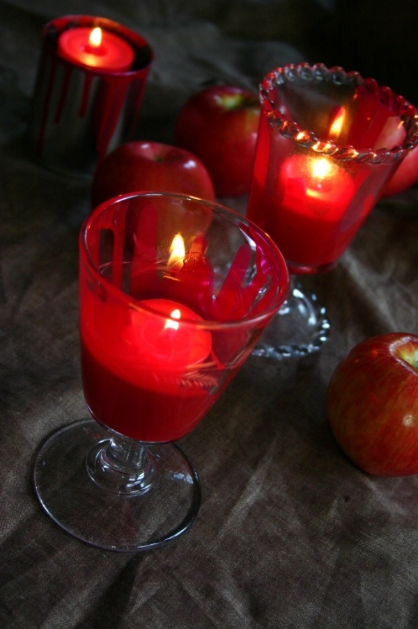 idées-décoration-Halloween-Dexter-verres-vin-sang-bougies