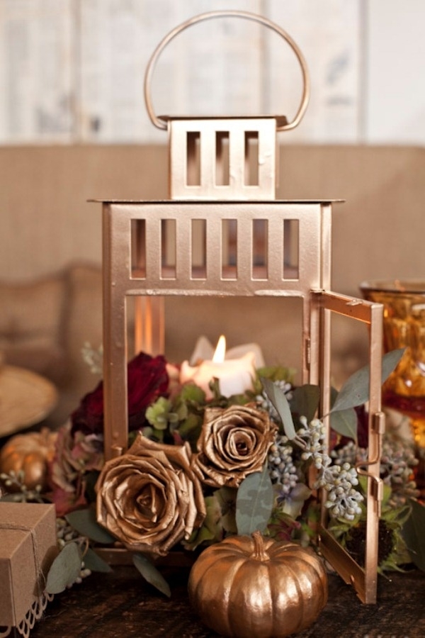 idées-décoration-automnale-lanternes-bougies-citrouille-dorée-roses