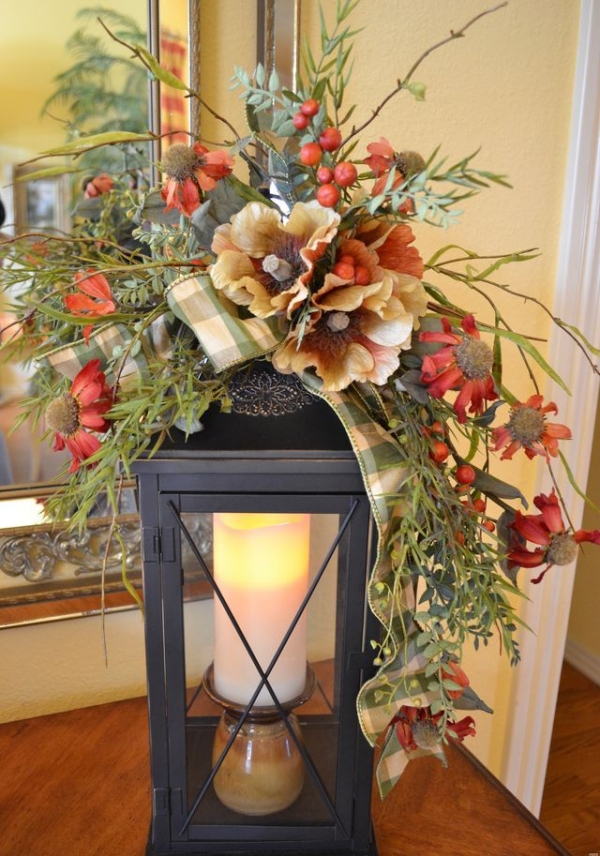 idées-décoration-automnale-lanternes-bougies-fleurs-bougie-intérieur