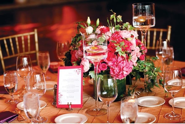 idées-décoration-fêtes-table-atmosphère-romantique-bouquet-fleurs-roses