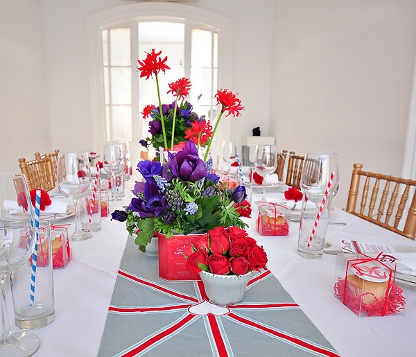 idées-décoration-fêtes-table-atmosphère-romantique-bouquets-roses-rouges