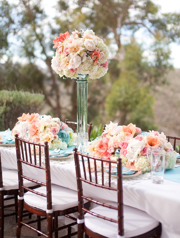 idées-décoration-fêtes-table-atmosphère-romantique-bouquets-roses