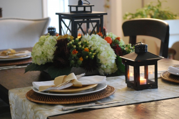 idées-décoration-fêtes-table-atmosphère-romantique-lanterne-bougies