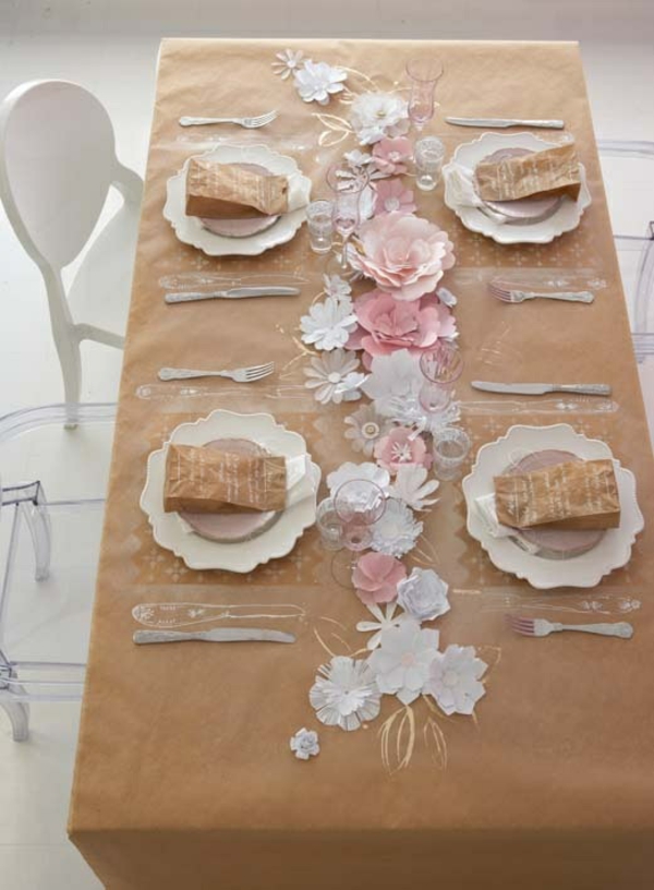 idées-décoration-fêtes-table-atmosphère-romantique-nappe-beige-fleurs-papier