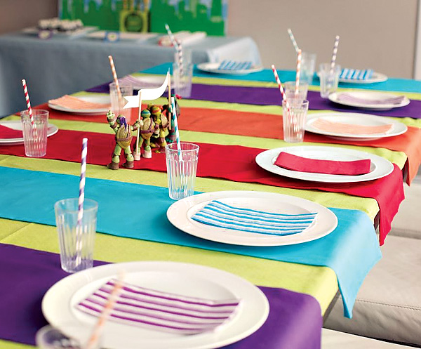 idées-décoration-fêtes-table-atmosphère-romantique-nappe-couleurs