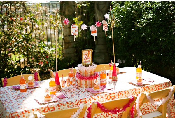 idées-décoration-fêtes-table-atmosphère-romantique-nappe-orange
