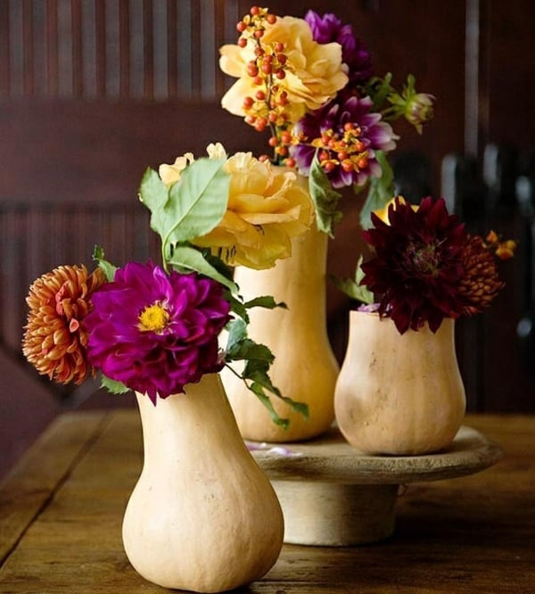 idées-décoration-table-automnale-citrouilles-courbes-vases-fleurs