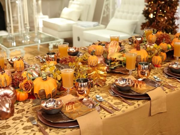 idées-décoration-table-automnale-citrouilles-petites-fleurs décorations de table automnales