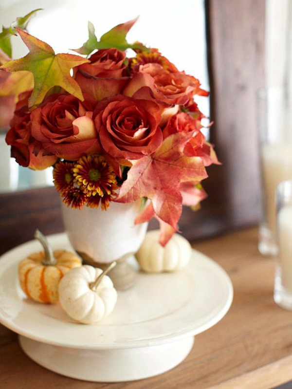 idées-décoration-table-automnale-citrouilles-roses-feuilles décorations de table automnales