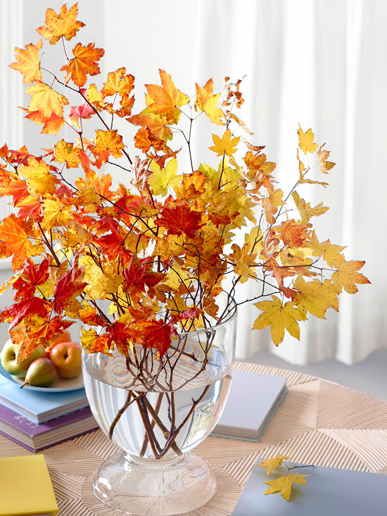 idées-de-déco-automnales-originales-vase-verre-feuilles-jaunes