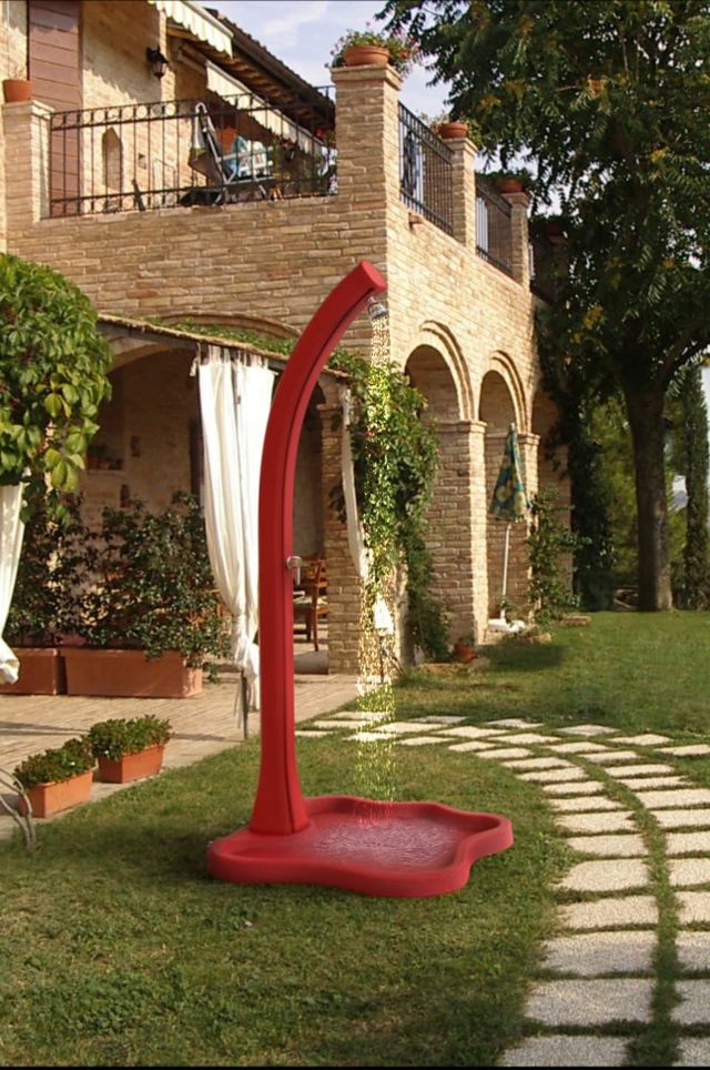 idées-inspirantes-douche-jardin-design-rouge-portable