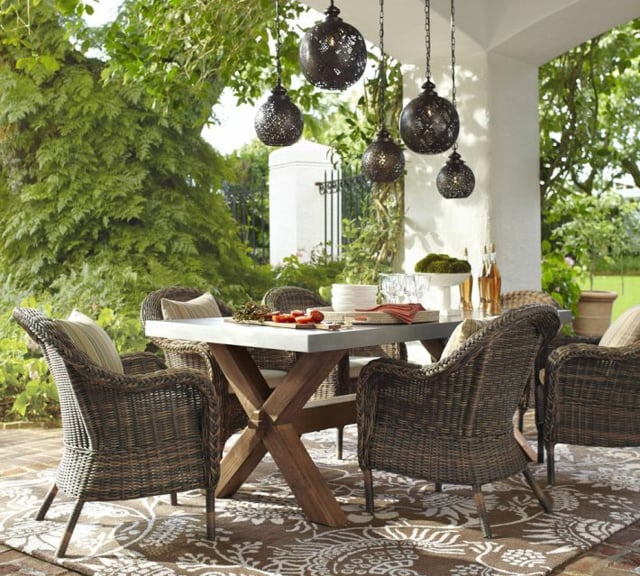 idées-mobilier-coin-repas-extérieur-fauteuils-rotin-décoration coin repas extérieur