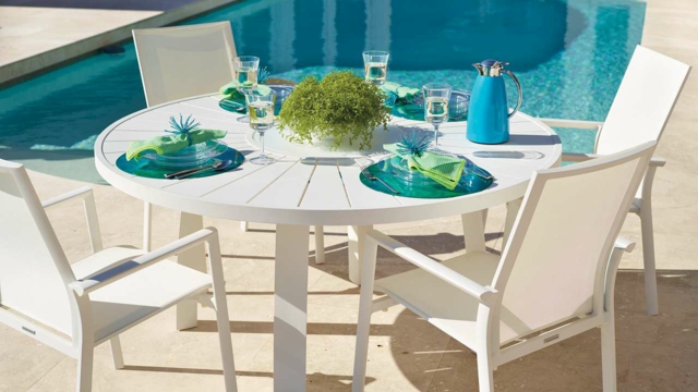 idées-mobilier-coin-repas-extérieur-meubles-blancs-plastique-piscine coin repas extérieur