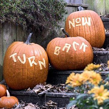 idées-originales-décoration-pour-Halloween-messages-graves-citrouilles